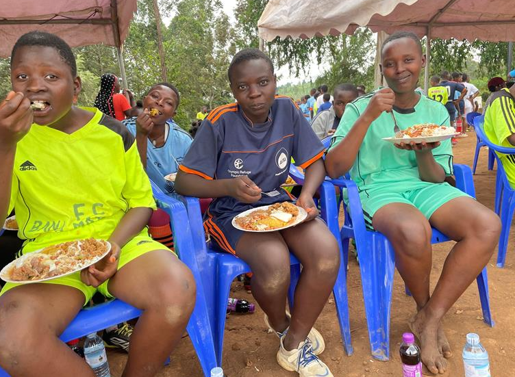 美味しくご飯を食べるウガンダ国のサッカー少女たち