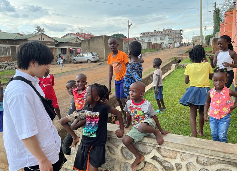 初めてのアジア人に大興奮のウガンダ国の子どもたち