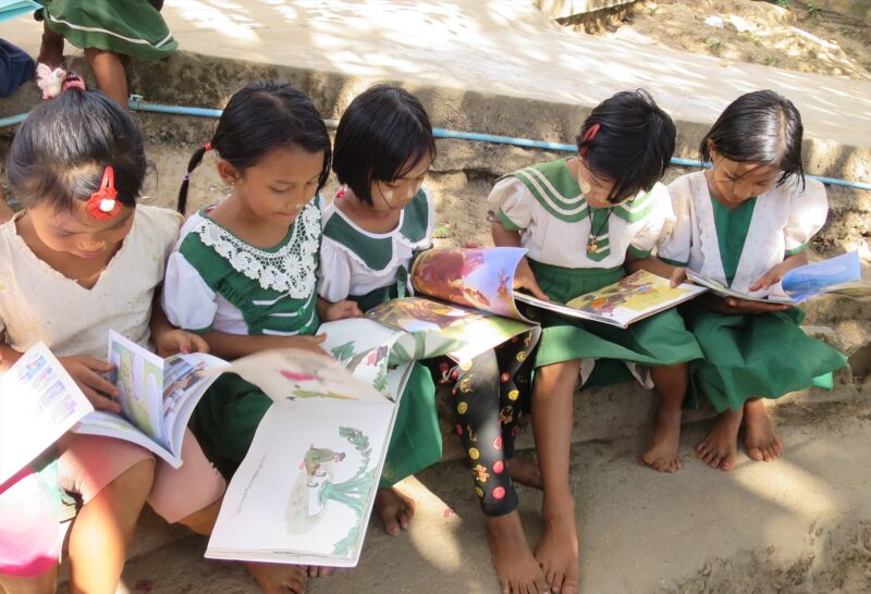 日本からの絵本をよむミャンマー人の子ども