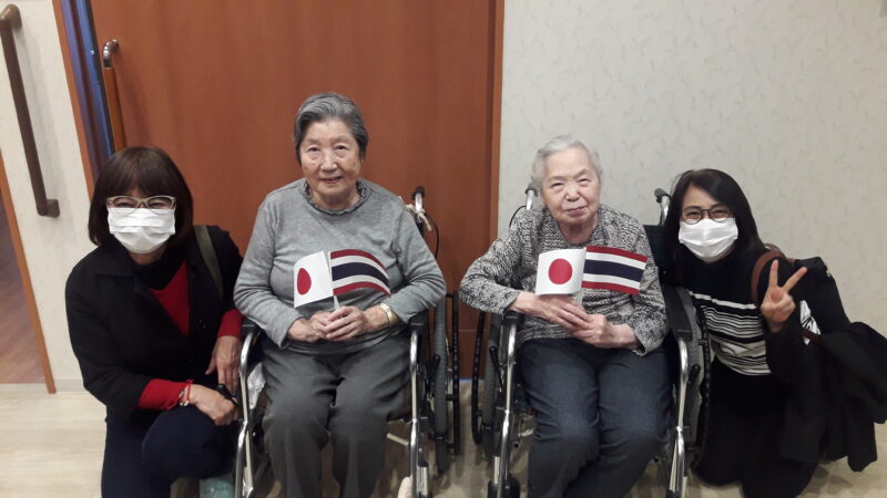 特別養護老人ホームでタイからの研修生を迎えてくれるおばあちゃんたち