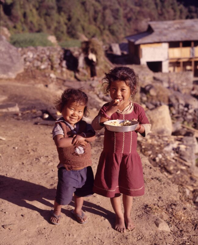 ネパールで仲良しになった姉弟